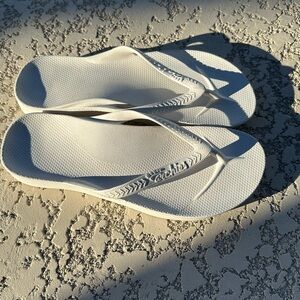 Archie’s unisex white flip flop sandals beach water men’s size 6 or women’s sz 7